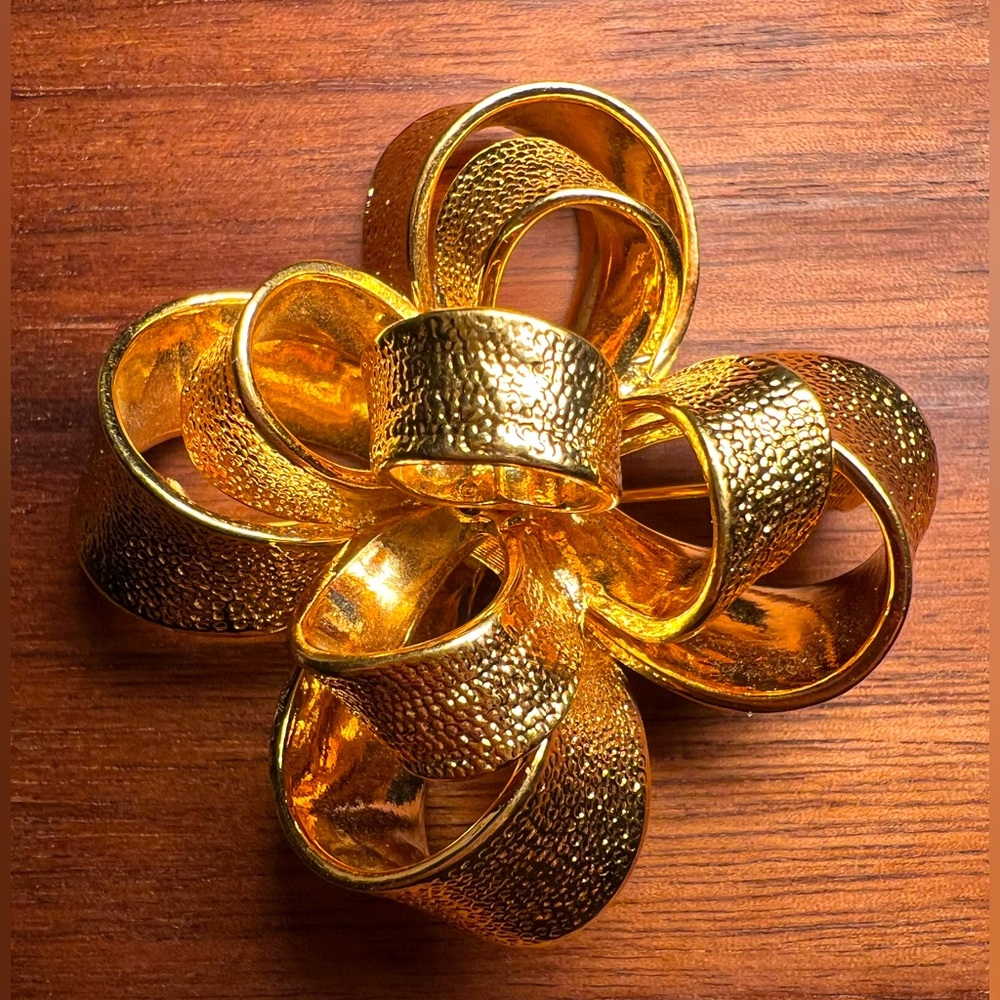KJL Kenneth Jay Lane Statement Brooch Gold Tone Holiday Christmas Present Bow